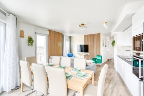 TV and multimedia, Kitchen or kitchenette, Living room, Seating area, Dining area, oven