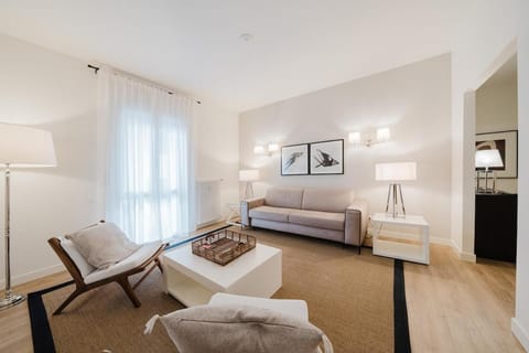 Bed, Living room, Photo of the whole room, Seating area, Bedroom