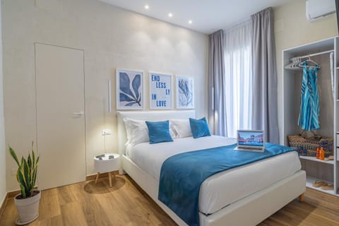Bed, Photo of the whole room, Decorative detail, Bedroom, wardrobe