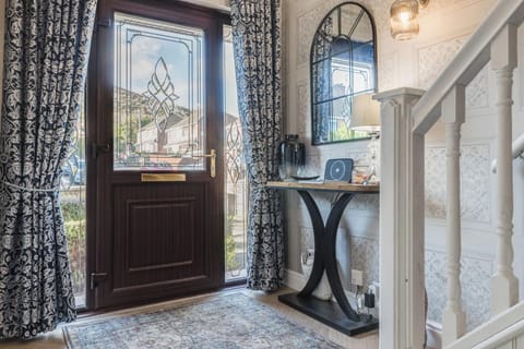 Spacious 3BR Retreat Mountain Views House in Belfast