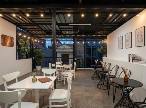 Restaurant/places to eat, Restaurant/places to eat, Communal lounge/ TV room