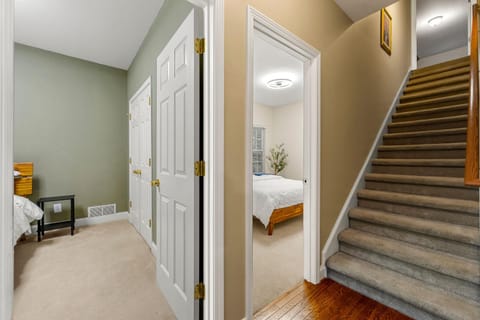 Lake Lanier Retreat, Dock, Firepit, Home Theater House in Gainesville