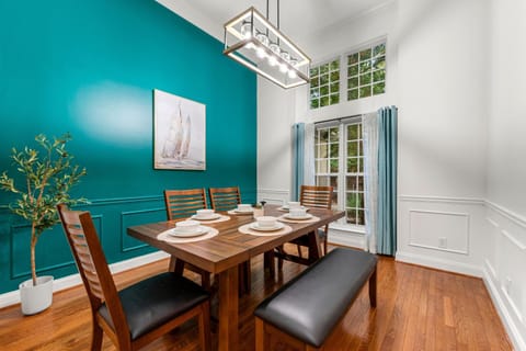 Lake Lanier Retreat, Dock, Firepit, Home Theater House in Gainesville