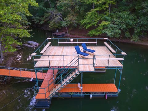 Lake Lanier Retreat, Dock, Firepit, Home Theater House in Gainesville