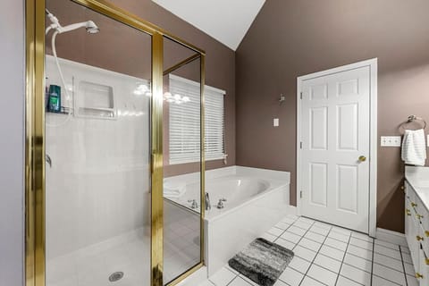 Lake Lanier Retreat, Dock, Firepit, Home Theater House in Gainesville