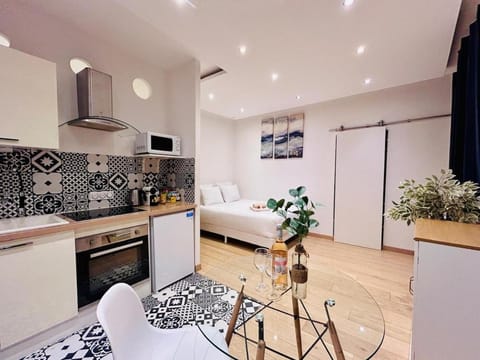 Bed, Kitchen or kitchenette, Living room, Photo of the whole room, Dining area, Bedroom, oven