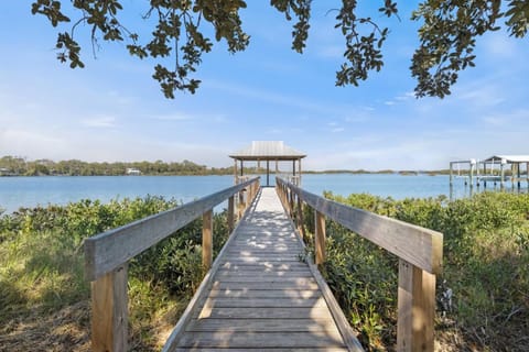 Cedar Key Coastal Oak Retreat House in Cedar Key