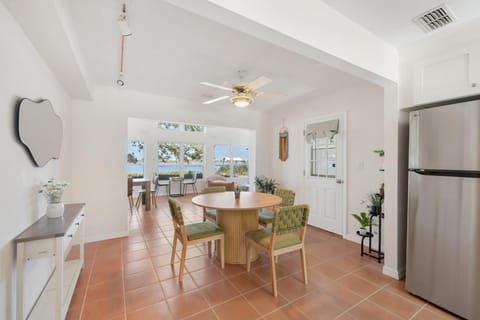 Cedar Key Coastal Oak Retreat House in Cedar Key