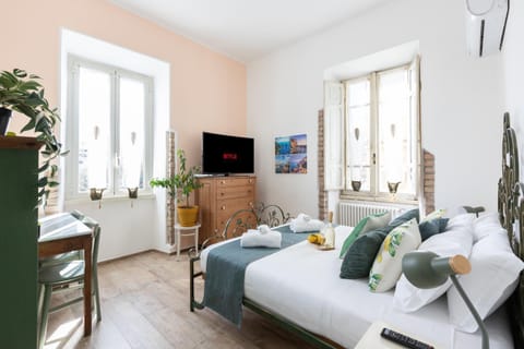Bed, TV and multimedia, Photo of the whole room, Bedroom