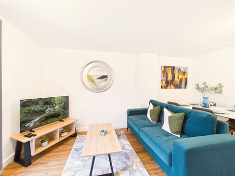 Communal lounge/ TV room, TV and multimedia, Living room, Seating area, Evening entertainment