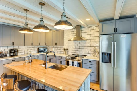 1 Mi to Heads Beach! Nautical Family Retreat House in Jamestown