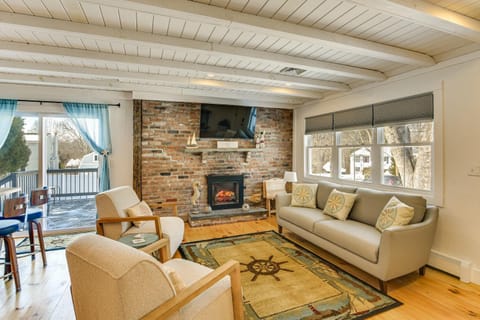 1 Mi to Heads Beach! Nautical Family Retreat House in Jamestown