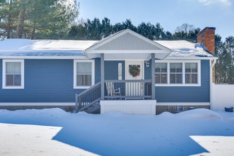 1 Mi to Heads Beach! Nautical Family Retreat House in Jamestown