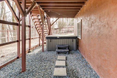 Raleys Retreat with Hot Tub 2 Mi to Dtwn Boone! House in Boone