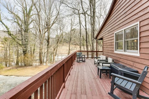 Raleys Retreat with Hot Tub 2 Mi to Dtwn Boone! House in Boone