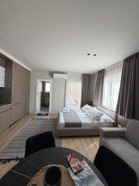 Bed, TV and multimedia, Living room, Photo of the whole room, Seating area, Bedroom, towels