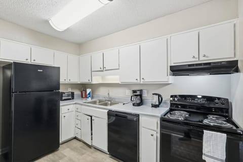 Modern 2BR Retreat Near Stone Mountain Apartment in Tucker