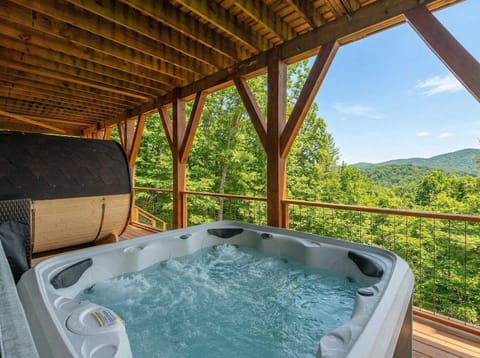 MOUNTAIN ESCAPE - SAUNA - HOT TUB - FIRE PIT House in Swannanoa