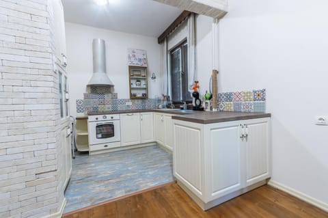 Kitchen or kitchenette, dishwasher, oven, stove