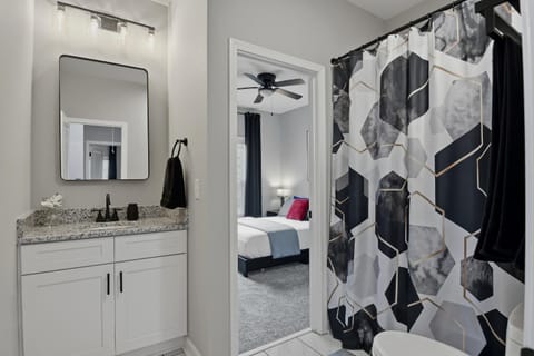 Shower, Bathroom, Bedroom, towels