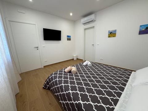Bed, TV and multimedia, Bedroom, air conditioner