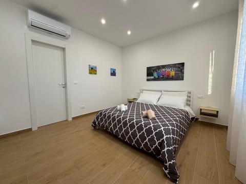 Bed, Bedroom, towels, air conditioner