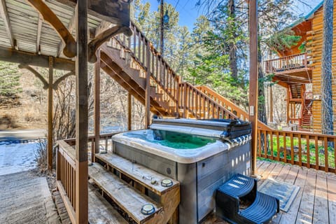 2 Mi to Midtown Ruidoso Retreat with Hot Tub! House in Ruidoso