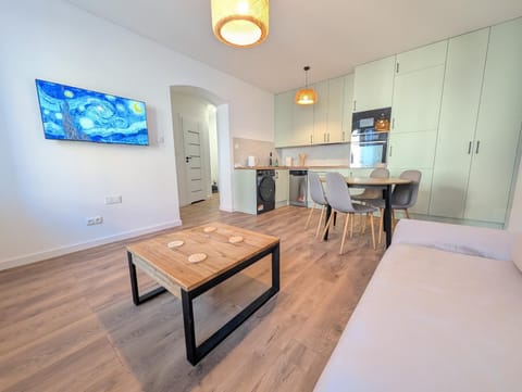 TV and multimedia, Kitchen or kitchenette, Living room, Dining area, oven, stove