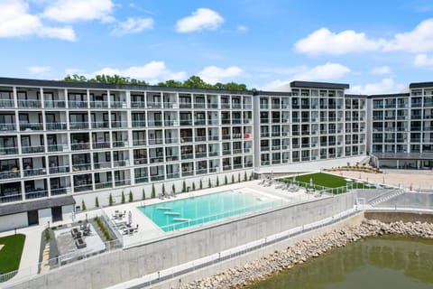 Property building, Day, Pool view, Swimming pool, Swimming pool