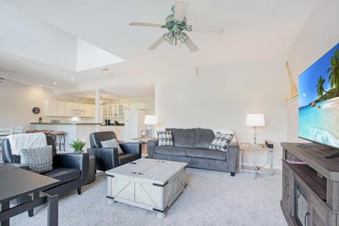 TV and multimedia, Kitchen or kitchenette, Living room, Seating area