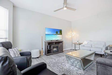 TV and multimedia, Living room, Seating area, fireplace