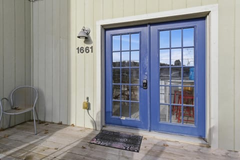 Property building, Facade/entrance, Day