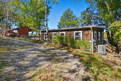Property building, Facade/entrance, Day