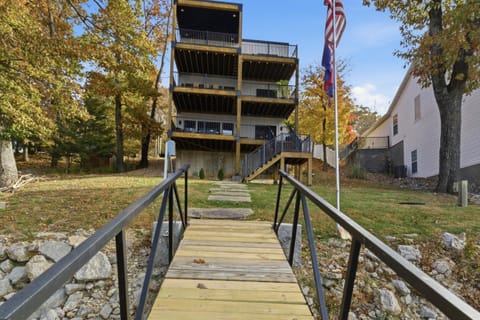 Property building, Facade/entrance, Day