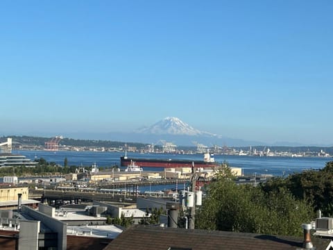 Perch - Modern Seattle View Home w/ Rooftop Deck & Parking House in Magnolia Seattle