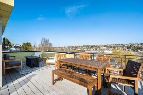 Perch - Modern Seattle View Home w/ Rooftop Deck & Parking House in Magnolia Seattle