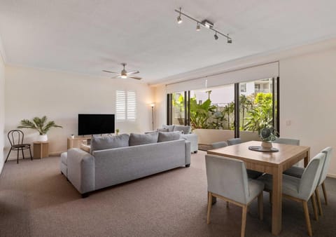 Communal lounge/ TV room, TV and multimedia, Living room, Dining area