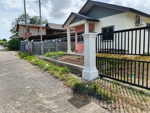 Property building, Neighbourhood, Garden, Garden view, Street view