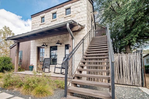 Property building, Facade/entrance, Day