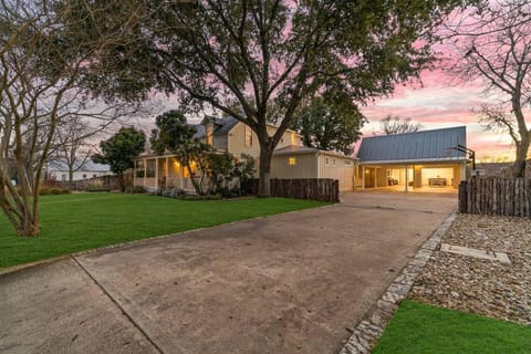 Property building, Facade/entrance, Day