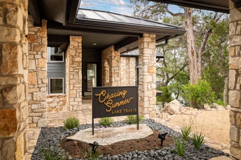 Property building, Facade/entrance, Day, Property logo or sign, Garden view