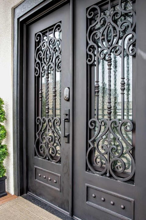 Property building, Facade/entrance, Day