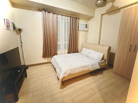 Bed, TV and multimedia, Bedroom, wardrobe, air conditioner