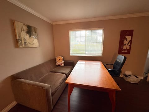 Nordel Way Guest House - Walk to Transit & Shopping - 20 Min to YVR Vacation rental in Surrey