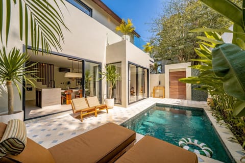 Property building, Day, Pool view, Swimming pool, Swimming pool, sunbed