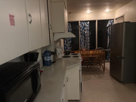Vancouver Large Room for 5 - Near YVR Airport, Transit & Free Parking Vacation rental in Vancouver