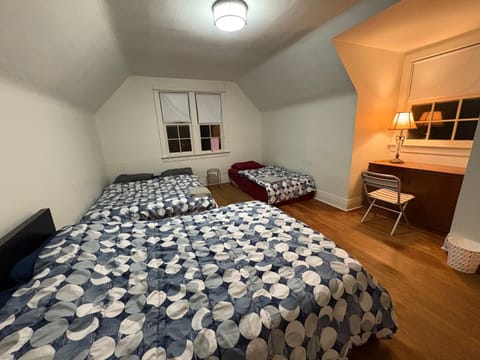 Vancouver Large Room for 5 - Near YVR Airport, Transit & Free Parking Vacation rental in Vancouver