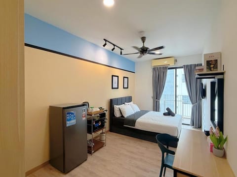 Bed, Bedroom, microwave