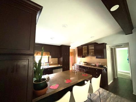 Charming & affordable stay near Chicago House in Hammond