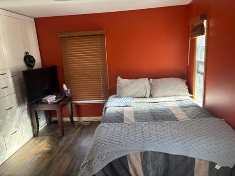 Charming & affordable stay near Chicago House in Hammond